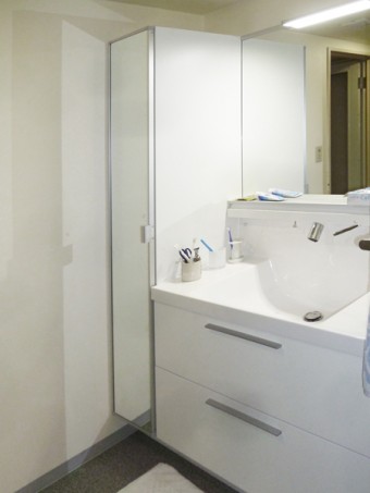 洗面所のミラーでも全身チェック　LIXILエルシィに交換